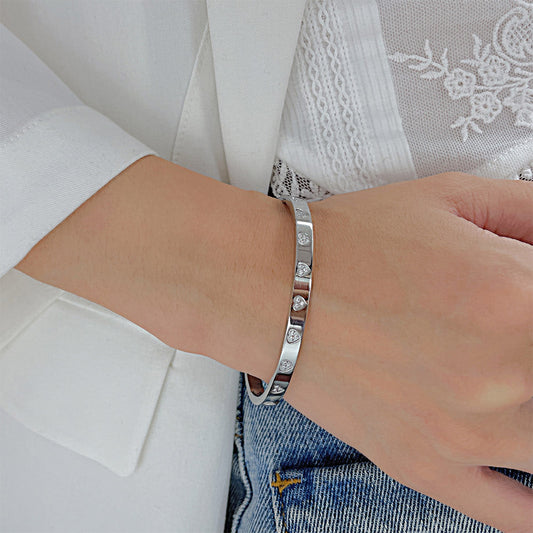 Women's bangle bracelet